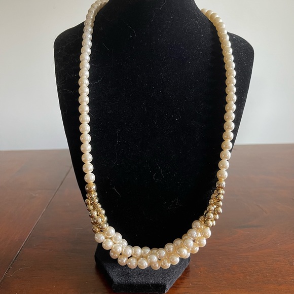 Faux pearl necklace with golden 3 strands twist light classic good condition - Picture 1 of 4